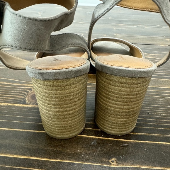 Universal Threads sandal heels. - Picture 5 of 5